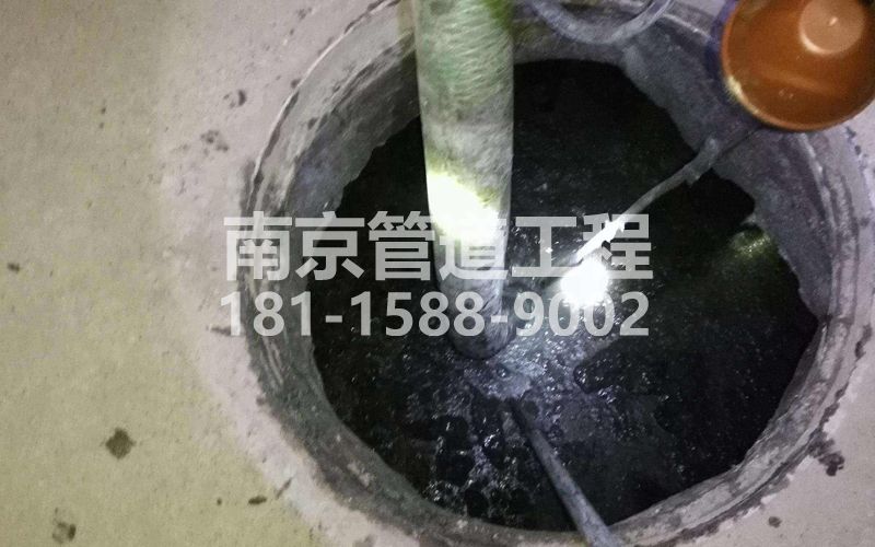 216街道清理化粪池