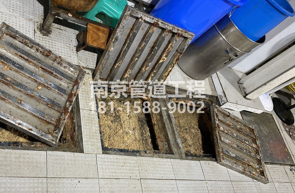 278街道城管中队食堂隔油池清理