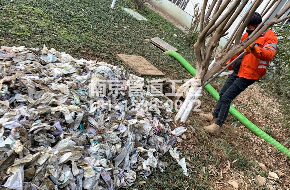 315街道化粪池垃圾清理