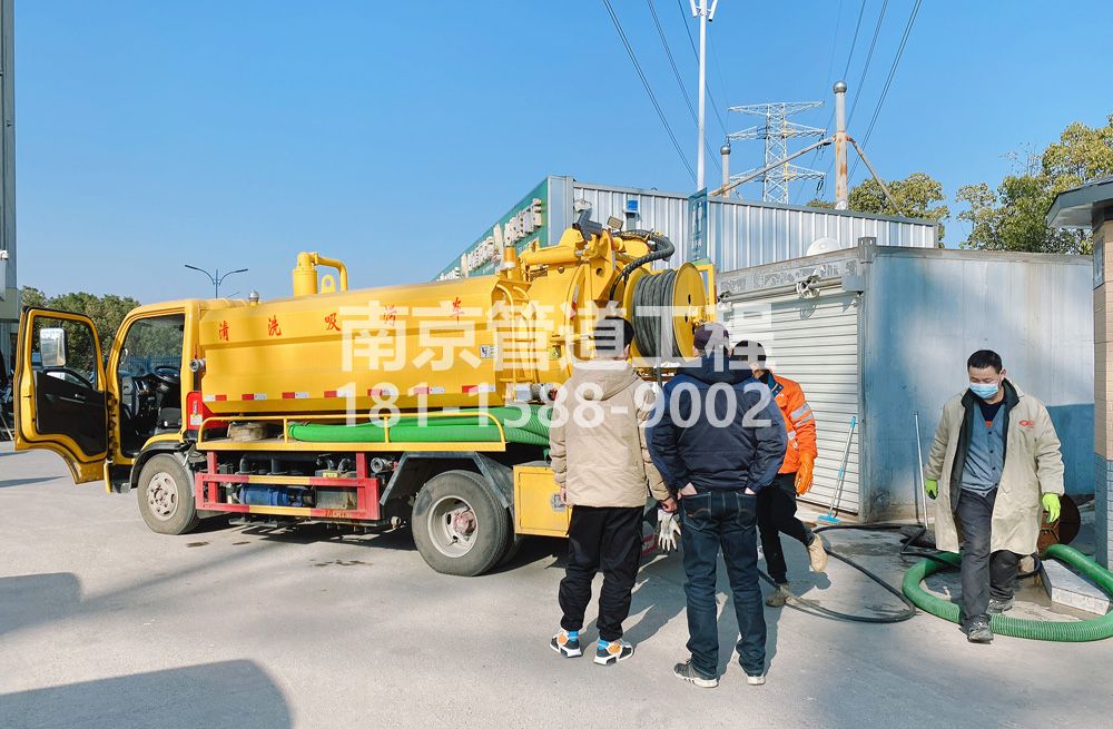 311街道粮油市场化粪池清理