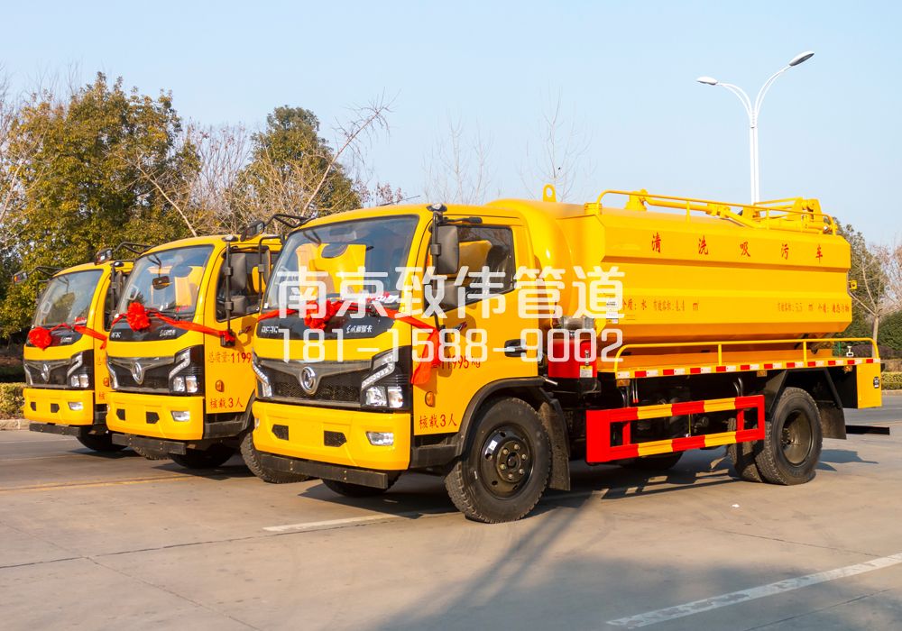 街道多利卡吸污车